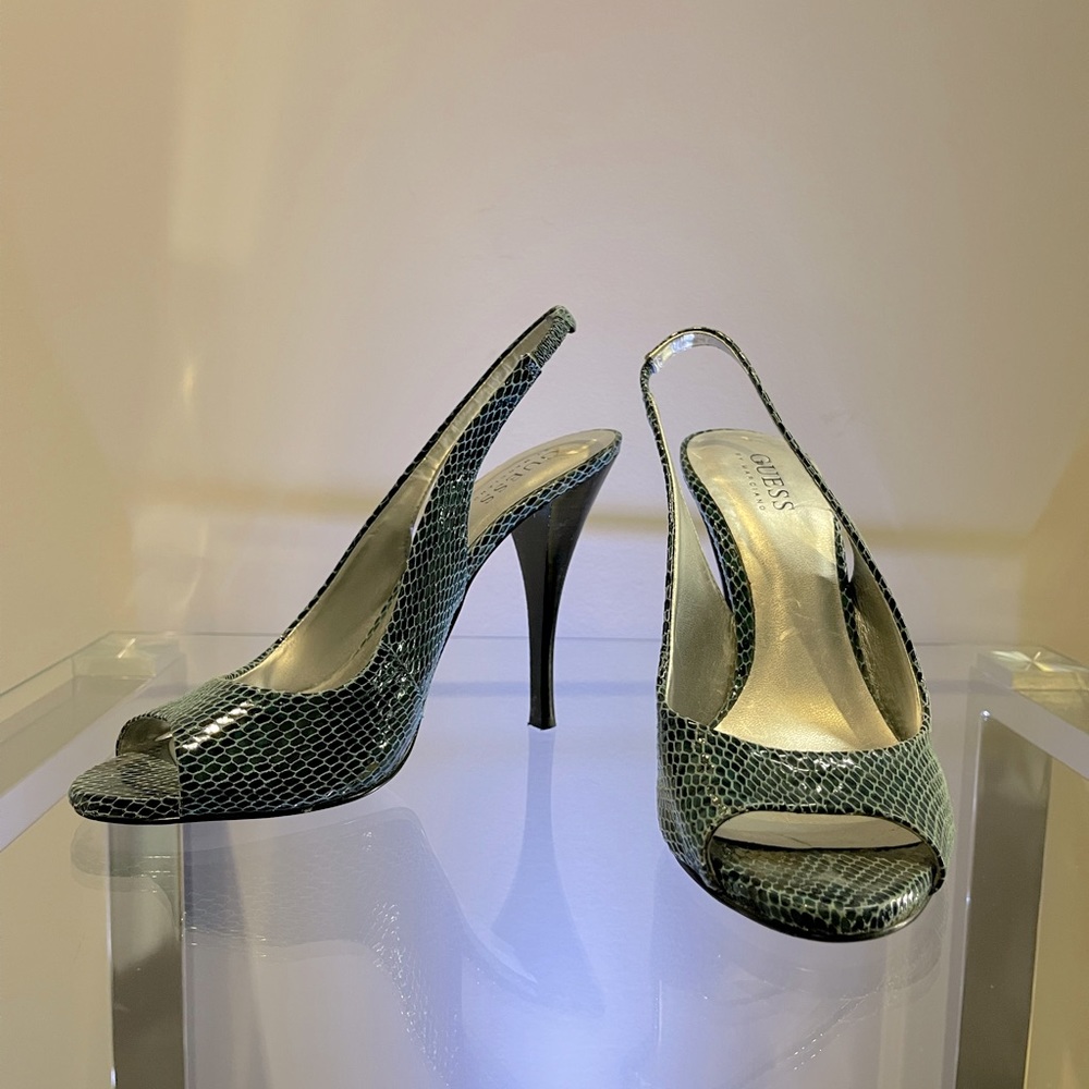 🐍GUESS🐍💕 sling back high heels. Blue snake print